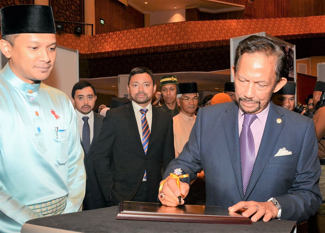 Hari Belia-HM signing.jpg