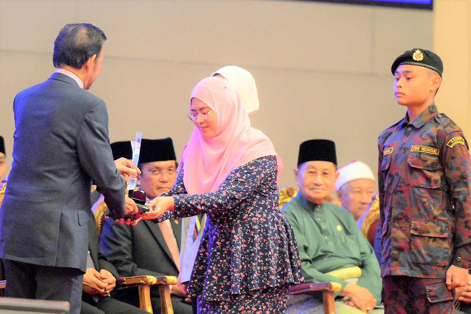 Hari Belia-penyampaian anugerah.2.jpg