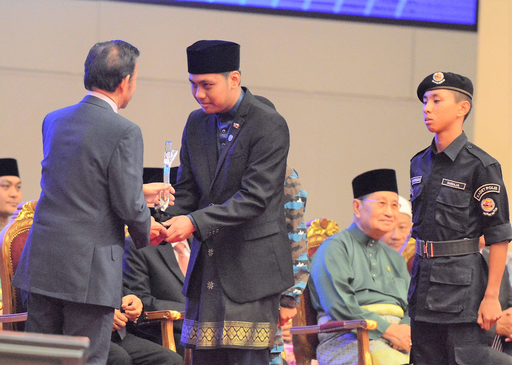 Hari Belia-penyampaian anugerah.4.jpg