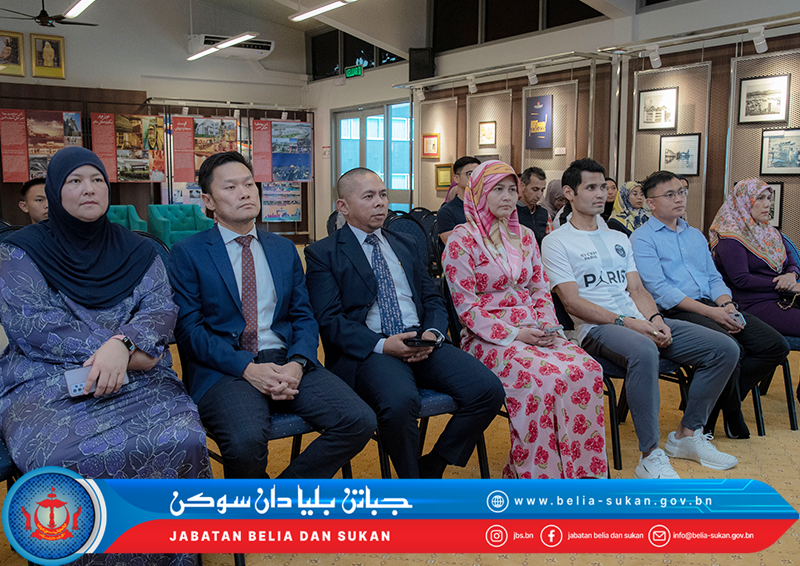 Majlis Penyerahan Tajaan kepada Program Elit Kecemerlangan p1.png