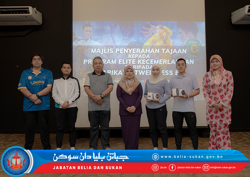 Majlis Penyerahan Tajaan kepada Program Elit Kecemerlangan p10.png