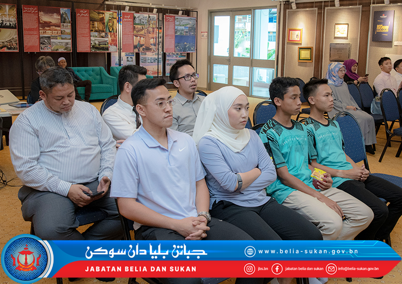 Majlis Penyerahan Tajaan kepada Program Elit Kecemerlangan p2.png