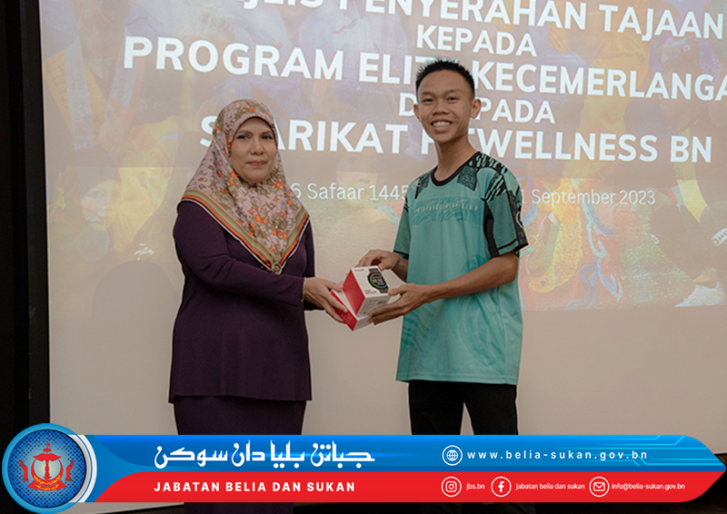 Majlis Penyerahan Tajaan kepada Program Elit Kecemerlangan p6.png